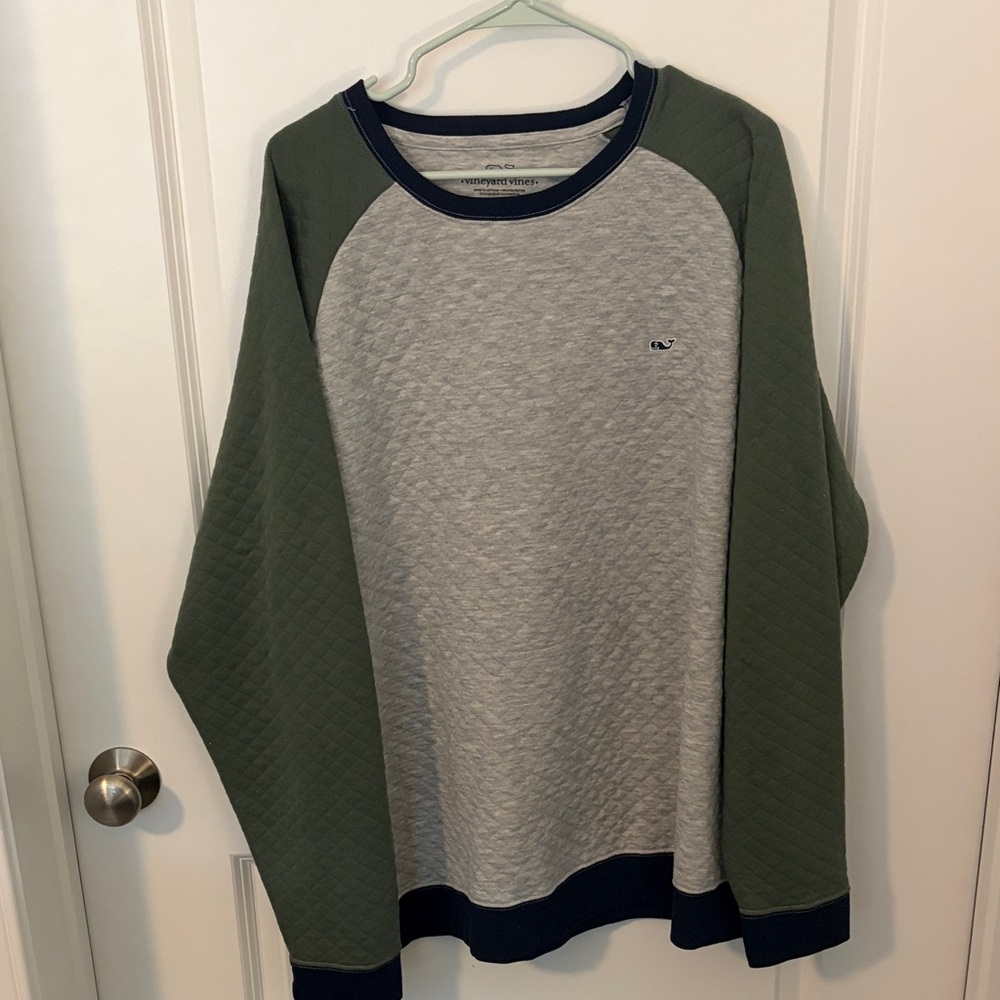 Gray and Green Vineyard VinesQuilted Sweatshirt